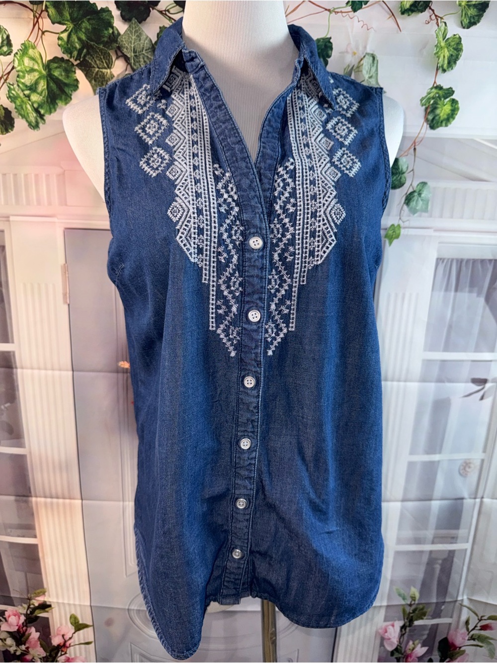 1182-Code Bleu Sleeveless Embroidered Denim Button-Down Top - Blue